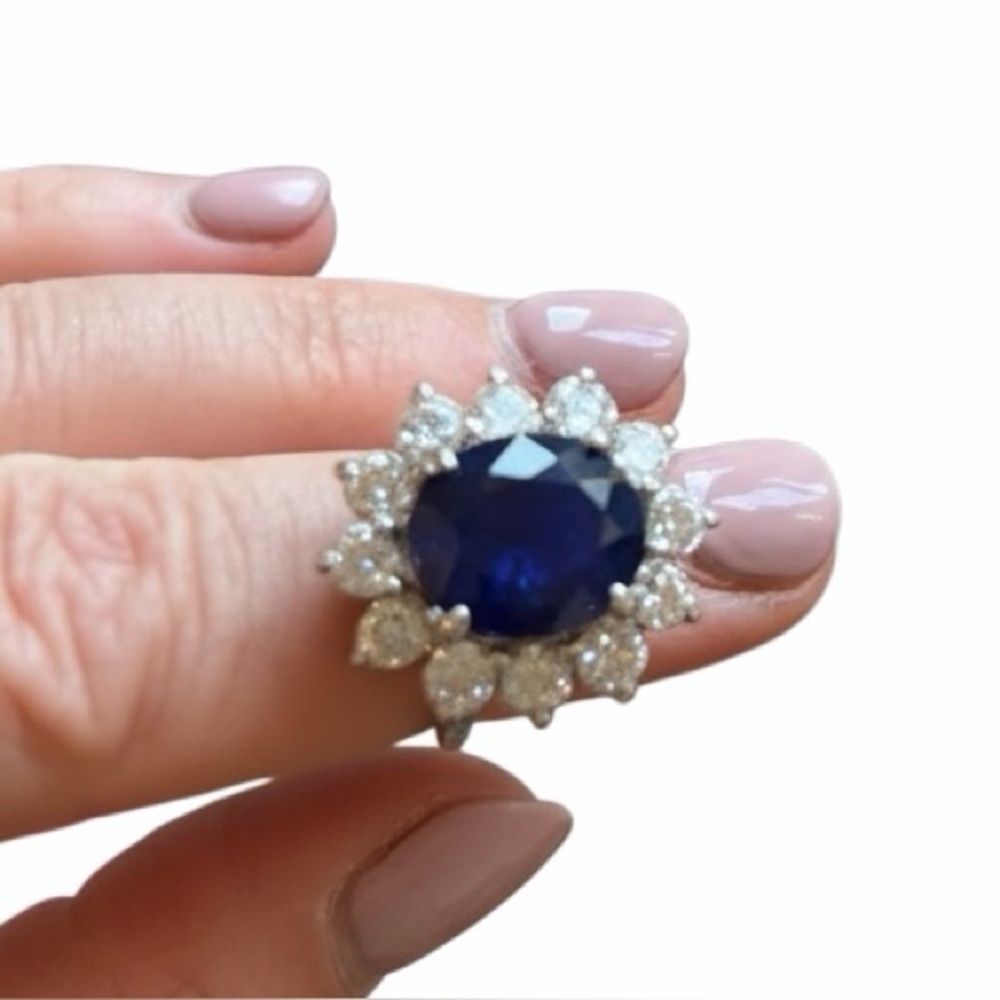 Elegant oval 8 carat blue sapphire surrounded by 2.5 carats of natural diamonds